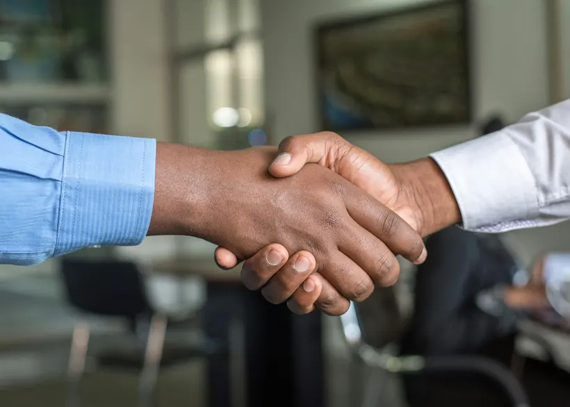 Aperto de mãos entre corretora e cliente